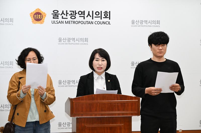 지난 21일 더불어민주당 윤혜빈 동구의회 의원이 울산시의회에서 기자회견을 열고 26차례 반복된 1원 테러에 공무원 연루 의혹을 제기하며 수사를 촉구하고 있다. 울산시의회 제공