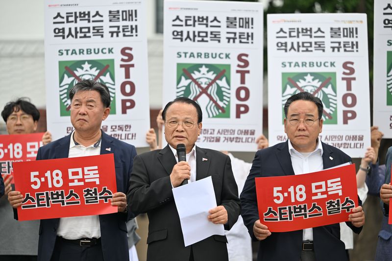 [광주=뉴시스] 이영주 기자 = 신극정 5·18민주화운동부상자회장이 26일 오후 광주 동구 5·18민주광장에서 정용진 신세계그룹 회장과 신세계그룹을 향해 스타벅스 코리아의 '탱크데이' 논란과 관련한 진정성있는 사죄를 촉구하고 있다. 2026.05.26. leeyj2578@newsis.com