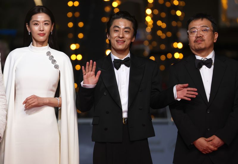제79회 칸 국제영화제 참석했을 때의 전지현, 구교환, 연상호 감독 (왼쪽부터) ⓒ 뉴스1 이준성 특파원