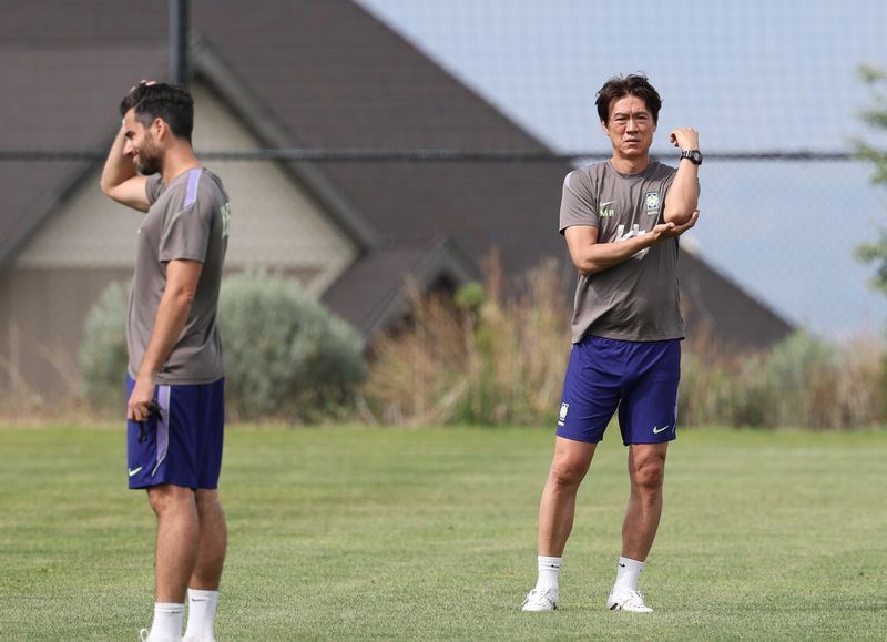 26일(현지시간) 오후 미국 유타주 헤리먼에 위치한 자이언스뱅크 트레이닝센터에서 축구 국가대표팀 홍명보 감독이 훈련하는 선수들을 바라보고 있다.연합뉴스