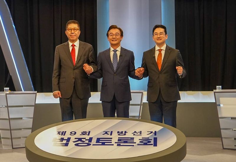 26일 오후 부산 수영구 KBS부산방송총국에서 열린 부산시선거방송토론위원회 주관 제9회 전국동시지방선거 부산시장 후보 토론회. (왼쪽부터) 국민의힘 박현준 후보,더불어민주당 전재수 후보, 개혁신당 정이한 후보가 참석했다. 2026.05.27./사진=뉴시스