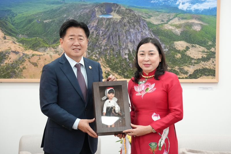 오영훈 제주도지사가 26일 제주도청 집무실에서 딘 티 루아 베트남 닌빈성 당위원회 상임부서기와 기념품을 들고 기념촬영을 하고 있다. 제주도와 닌빈성은 계절근로자 교류 성과를 점검하고 관광·문화·산업 분야 협력 확대 방안을 논의했다. /사진=제주특별자치도 제공