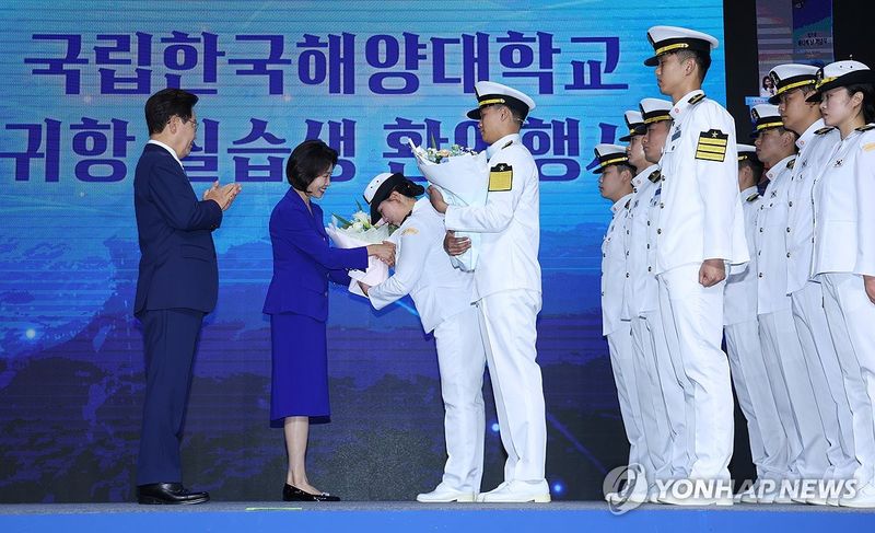 이재명 대통령 부부, 해양대 실습생 귀항 축하 (출처=연합뉴스)