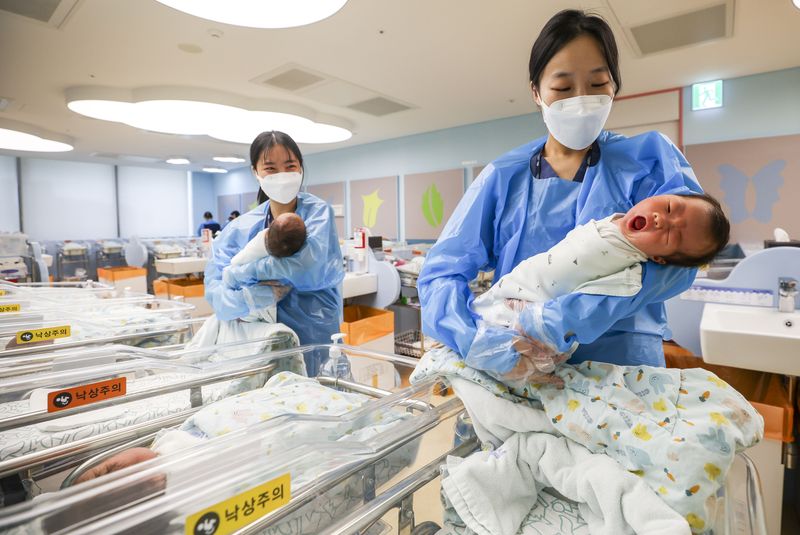 정부가 이달 중에 만 2세 미만 출산가구에 대한 민영주택 신생아 특별공급을 신설하는 내용 등을 담은 결혼 친화형 제도 개편 방안을 9일 발표했다. 사진은 경기도 한 병원의 신생아실 모습. 뉴시스