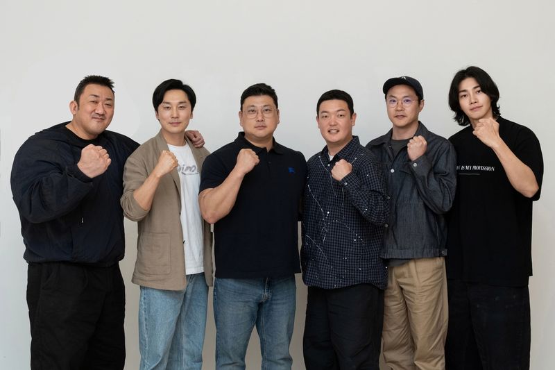 영화 '범죄도시 5' 배우진과 감독 (출처=연합뉴스)
