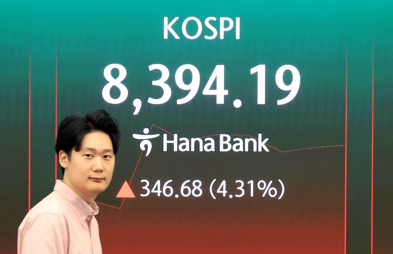 27일 서울 중구 하나은행 딜링룸 현황판에 코스피 등 증시가 표시되고 있다. 이날 코스피는 전날보다 194.61포인트(2.42%) 오른 8242.12로 출발했다. 2026.5.27 ⓒ 뉴스1 이호윤 기자