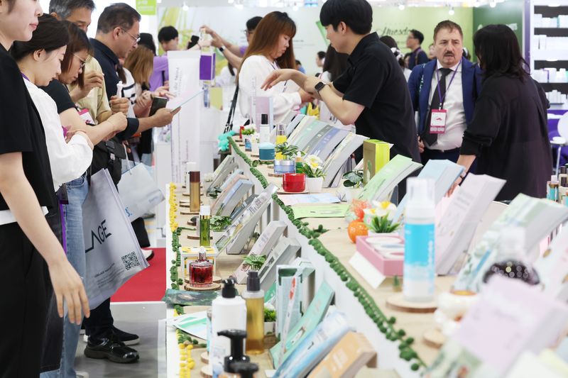 27일 서울 강남구 코엑스에서 2026 서울국제화장품ㆍ미용산업박람회(코스모뷰티서울) 및 국제건강산업박람회가 열리고 있다. 연합뉴스 제공.