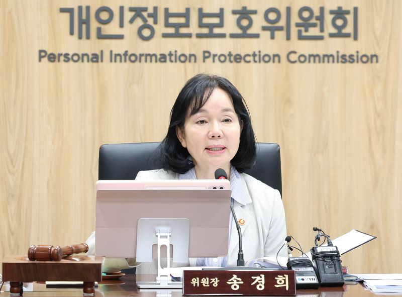 [서울=뉴시스] 조수정 기자 = 송경희 개인정보보호위원회 위원장이 27일 오후 서울 종로구 정부서울청사에서 제10회 위원회 전체회의를 주재하고 있다. 2026.05.27. chocrystal@newsis.com <저작권자ⓒ 공감언론 뉴시스통신사. 무단전재-재배포 금지.> /사진=뉴시스화상