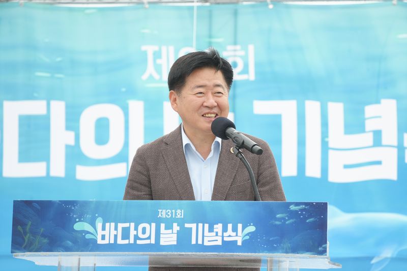 오영훈 제주도지사가 27일 제주시 함덕해수욕장에서 열린 제31회 바다의 날 기념식에서 기념사를 하고 있다. 오 지사는 제주 해양수산업 발전과 함께 선박 MRO, 해양바이오, 해양치유 등 미래 해양 신산업 육성 방침을 밝혔다. /사진=제주특별자치도 제공