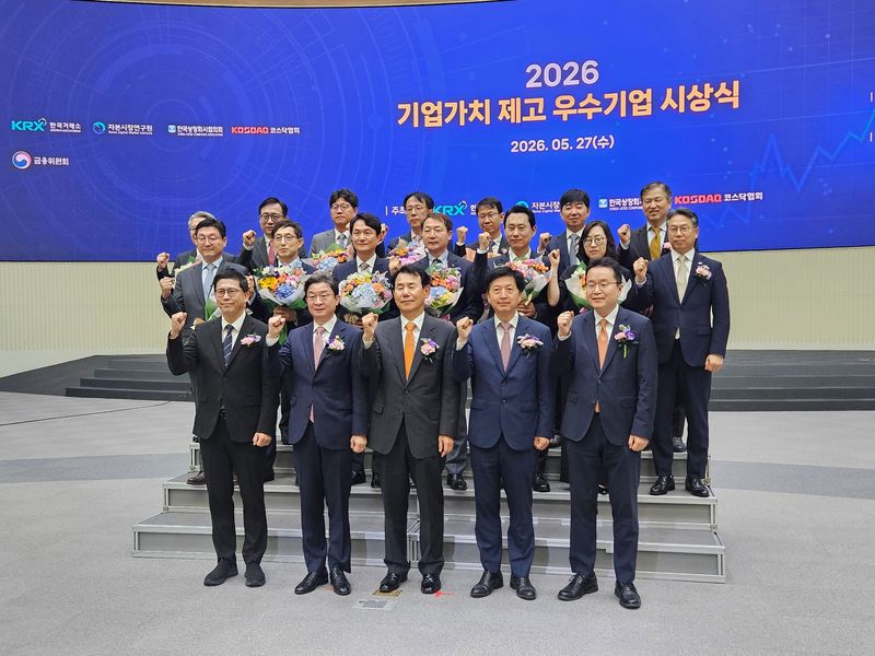 차재병 한국항공우주산업(KAI) 부사장(두번째줄 왼쪽 네번째)이 27일 한국거래소가 주관한 '2026년 기업가치 제고(밸류업) 우수기업' 시상식에서 최고 훈격인 경제부총리상(기획재정부 장관상) 표창을 수상한 뒤 수상자들과 기념촬영을 하고 있다. KAI 제공