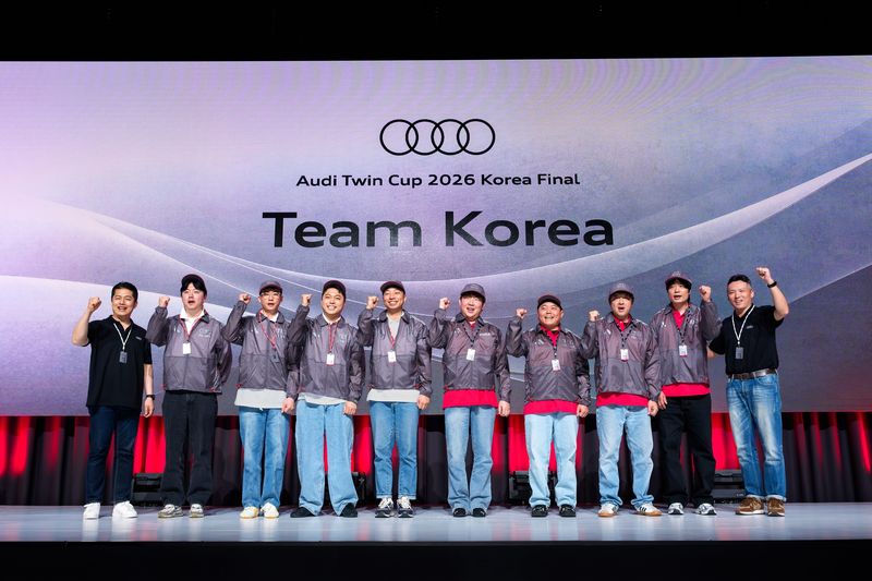 세일즈와 AS 서비스 경진대회인 '아우디 트윈컵 2026 (Audi Twin Cup 2026)' 한국 결선에서 선발된 한국 대표팀 8인의 모습. 사진=아우디코리에 제공