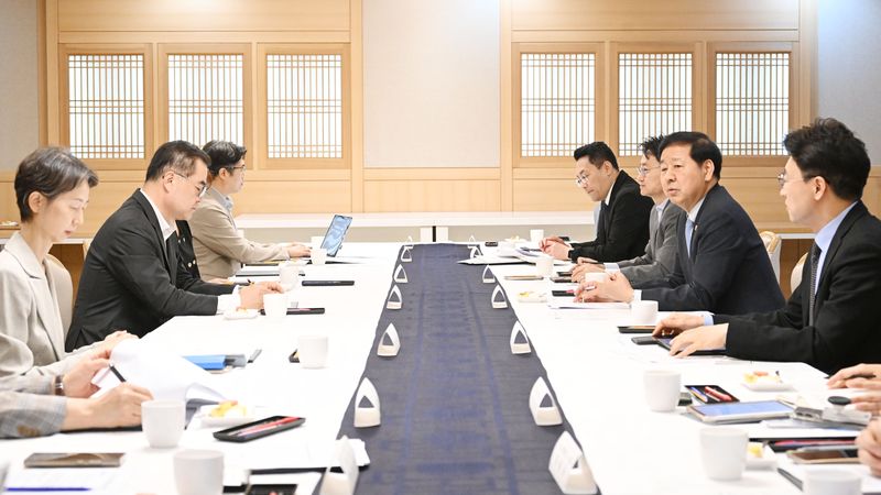 구윤철 부총리 겸 재정경제부 장관(오른쪽 두번째)이 27일 정부서울청사에서 제1차 AI 융합 국제개발자문위원회를 주재하고 있다. 재정경제부 제공