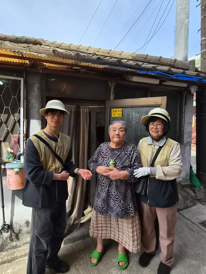 박경호 기자(왼쪽)와 hy 프레시 매니저(오른쪽)가 홀로사는 노인의 집을 방문해 '윌'을 전달하고 있다. 사진=박경호 기자