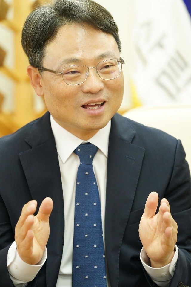박은식 산림청장이 27일 정부 출범 1주년을 맞아 파이낸셜뉴스와 가진 인터뷰에서 지난 1년간의 성과를 설명하고 있다. 산림청 제공