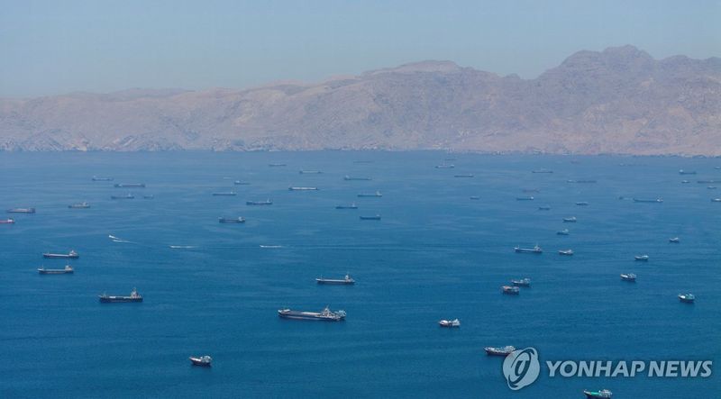 오만 무산담에서 드론으로 바라본 호르무즈 해협 (출처=연합뉴스)