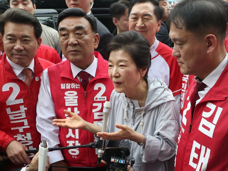 박근혜 전 대통령이 27일 울산 남구 신정시장을 방문해 6·3 지방선거 국민의힘 후보 지원을 호소하고 있다. 뉴스1