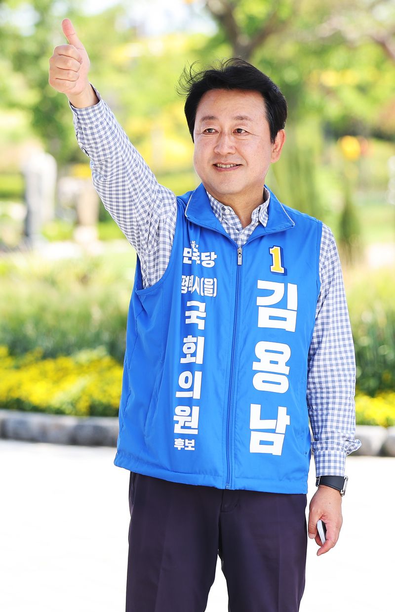 경기 평택을 국회의원 재선거에 출마한 더불어민주당 김용남 후보가 지난 25일 경기 평택시 오성면 평택농업생태원에서 지지를 호소하고 있다. 연합뉴스