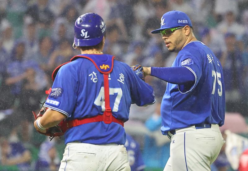 27일 인천 SSG랜더스필드에서 열린 2026 프로야구 KBO리그 삼성 라이온즈와 SSG 랜더스의 경기. 7회 말 무실점으로 마무리한 후라도가 강민호와 더그아웃으로 향하고 있다.연합뉴스