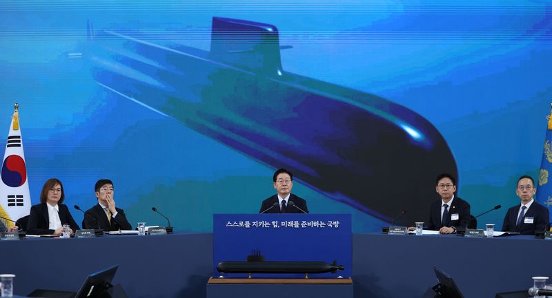 이재명 대통령이 지난 5월 26일 경남 창원시 진해구에서 열린 제1회 미래국방전략위원회에서 핵추진잠수함 기본계획 발표를 듣고 있다. 청와대통신사진기자단