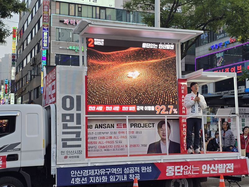 [안산=뉴시스] 장서연 인턴기자 = 안산시장 이민근 후보가 고잔동 먹자골목 인근에서 집중유세를 펼치고 있다. *재판매 및 DB 금지