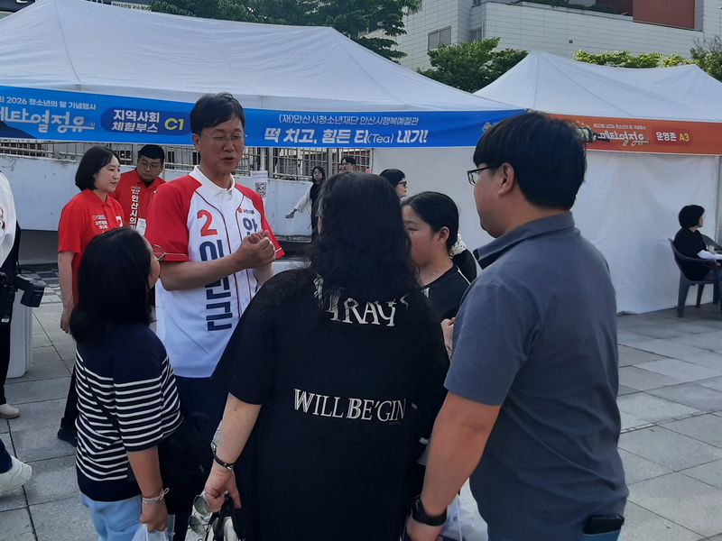 [안산=뉴시스] 장서연 인턴기자 = 안산 메타열정유 행사장을 찾은 이민근 후보가 시민들과 소통하고 있다. *재판매 및 DB 금지