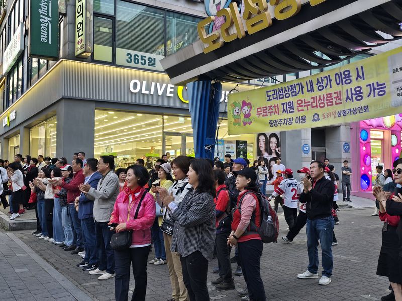 [안산=뉴시스] 장서연 인턴기자 = 유세 현장에 결집한 이민근 후보의 지지자들이 박수를 보내고 있다. *재판매 및 DB 금지