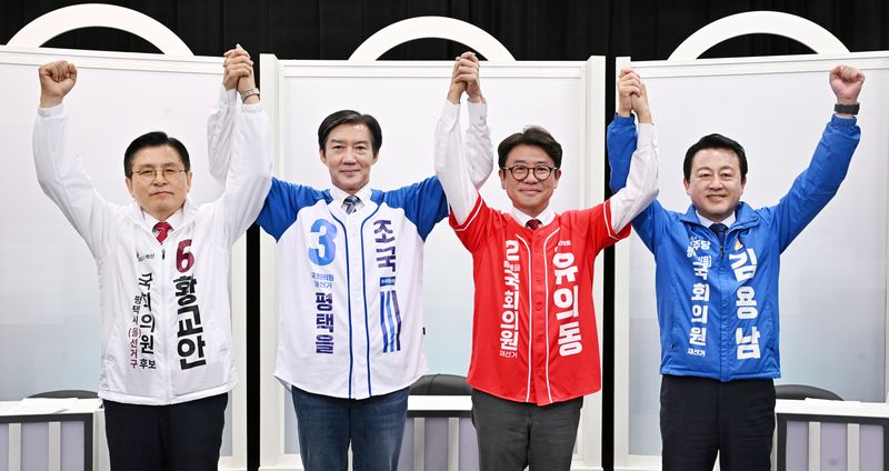 황교안 자유와혁신(왼쪽부터), 조국 조국혁신당, 유의동 국민의힘, 김용남 더불어민주당 경기평택을 국회의원 재선거 후보들이 26일 오전 경기 평택시 SK브로드밴드 기남방송에서 열린 평택시선거관리위원회 주최 경기평택을 국회의원 재선거 후보자 초청토론회에 앞서 기념촬영을 하고 있다. (공동취재) 2026.5.26 ⓒ 뉴스1 김영운 기자