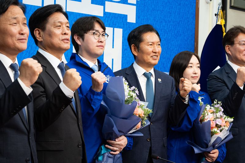 정청래 더불어민주당 대표와 6.3 지방선거 인재영입 2호 하정우 전 청와대 AI미래기획수석, 발탁인재 전은수 전 청와대 대변인을 비롯한 참석자들이 4월 29일 서울 여의도 국회에서 열린 제2차 인재영입식에서 기념 촬영을 하고 있다. 2026.4.29 ⓒ 뉴스1 유승관 기자
