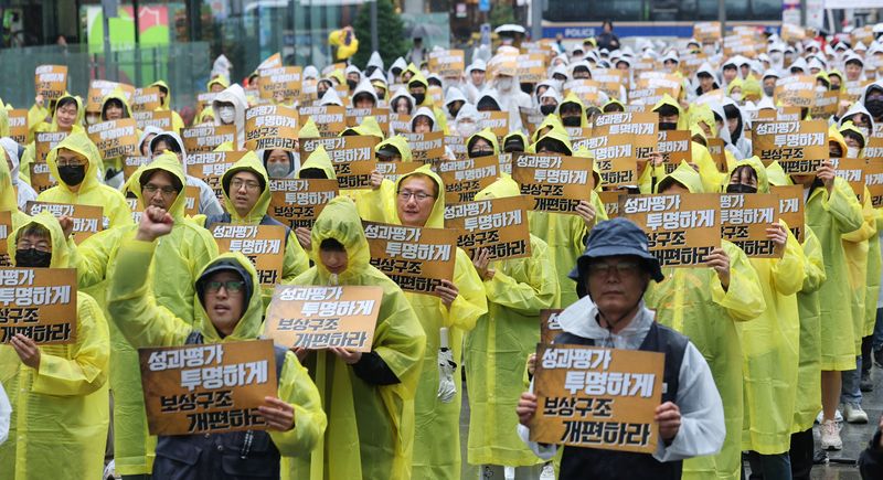 전국화학섬유식품산업노동조합 카카오지회(크루유니언) 조합원들이 20일 경기 성남시 판교역 광장에서 열린 결의대회에서 구호를 외치고 있다. 카카오 노동조합은 임금교섭 결렬의 책임을 경영진에 묻겠다며 대규모 결의대회를 진행했다. 2026.5.20 ⓒ 뉴스1 박지혜 기자