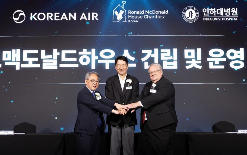 조원태 한진그룹 회장(왼쪽 두번째)이 지난 27일 인천 중구 그랜드 하얏트 인천에서 열린 인하대병원 개원 30주년 기념식에서 이택 인하대병원 원장(왼쪽 첫번째), 제프리 존스 RMHC Korea 회장과 '로날드맥도날드하우스 건립 및 운영을 위한 업무협약(MOU)'을 체결한 뒤 기념촬영을 하고 있다. 한진그룹 제공