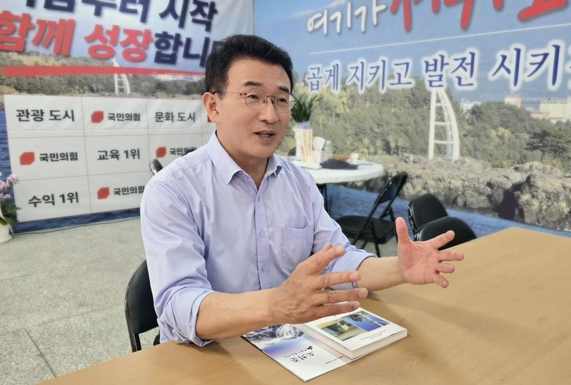고기철 국민의힘 서귀포시 국회의원 보궐선거 후보가 선거사무소에서 감귤산업과 1차산업 연구역량 강화 방안을 설명하고 있다. 고 후보는 감귤연구센터 기능 축소 문제를 제기하며 연구 인력·예산 복원과 제주 미래농업 R&D 인프라 확충을 공약했다. /사진=고기철 후보 캠프 제공