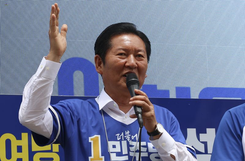 [이천=뉴시스] 김근수 기자 = 정청래 더불어민주당 대표가 26일 오후 경기 이천시 창천동 문화의 거리를 찾아 성수석 경기 이천시장 지원유세에서 지지 발언을 하고 있다. 2026.05.26. ks@newsis.com