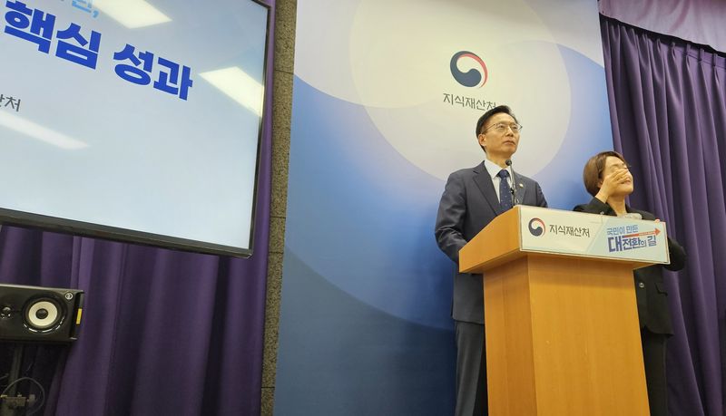 김용선 지식재산처장이 28일 정부대전청사에서 기자 브리핑을 갖고 국민주권 정부출범 1년간의 성과를 발표하고 있다. 사진=김원준 기자