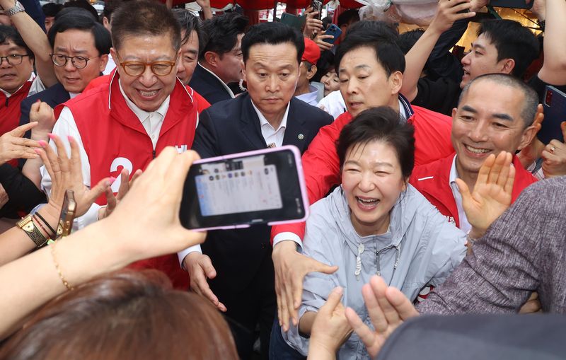 [부산=뉴시스] 하경민 기자 = 박근혜 전 대통령이 27일 오후 부산 기장시장을 찾아 국민의힘 정동만 의원, 박형준 부산시장 후보, 박민식 부산 북구갑 후보와 함께 시민들에게 인사하고 있다. (공동취재) 2026.05.27. photo@newsis.com