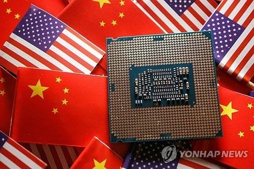 중국과 미국 국기를 배경으로 한 반도체 기판 (출처=연합뉴스)