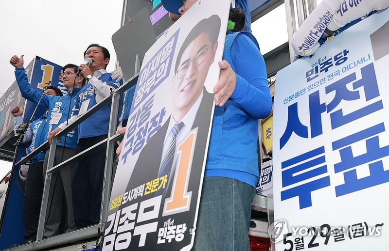 사전투표 하루 앞두고 지원 유세 이어가는 정청래 위원장 (출처=연합뉴스)