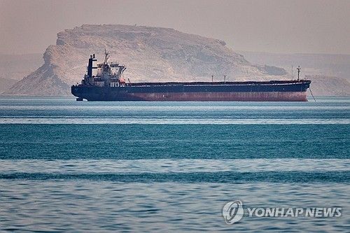 이란 반다르아바스 해안 호르무즈 해협에 정박 중인 화물선 (출처=연합뉴스)