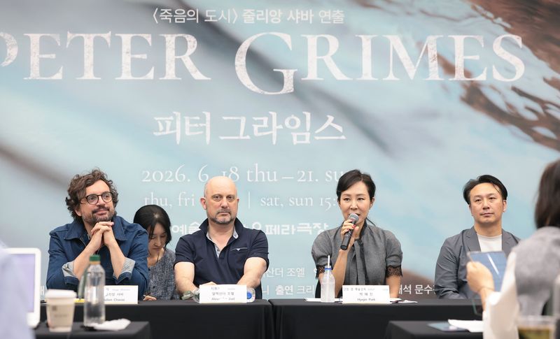 박혜진 국립오페라단 단장 겸 예술감독(왼쪽 세번째)이 지난달 28일 서울 서초구 N스튜디오에서 열린 ‘피터 그라임스’ 기자간담회에서 인사말을 하고 있다. 뉴스1