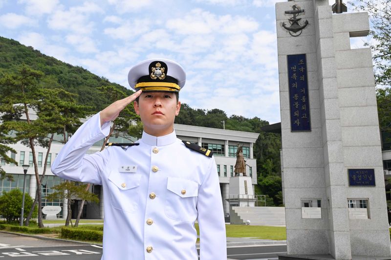 28일 경남 창원시 해군사관학교에서 거행되는 제140기 해군·해병대 사관후보생 수료 및 임관식에서 국방부장관상을 수상하는 박상연 해군소위. 해군 제공
