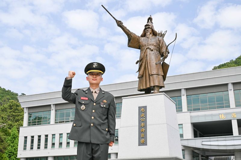 28일 경남 창원시 해군사관학교에서 거행되는 제140기 해군·해병대 사관후보생 수료 및 임관식에서 국방부장관상을 수상하는 조건희 해병소위. 해군 제공