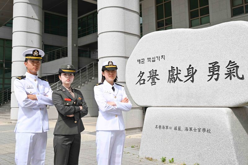 28일 경남 창원시 해군사관학교에서 거행되는 제140기 해군·해병대 사관후보생 수료 및 임관식을 통해 가족을 따라 군인의 길을 걷게 된 이정혁 해군소위(왼쪽), 이수인 해병소위(가운데), 차빛나 해군소위(오른쪽). 해군 제공