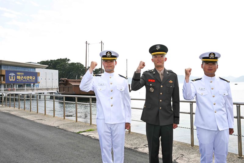 28일 경남 창원시 해군사관학교에서 거행되는 제140기 해군·해병대 사관후보생 수료 및 임관식을 통해 새로운 군번을 얻게 된 윤지왕 해군소위(왼쪽), 임상빈 해병소위(가운데), 배금렬 해군소위(오른쪽). 해군 제공