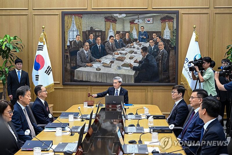 의사봉 두드리는 신현송 한국은행 총재 (출처=연합뉴스)
