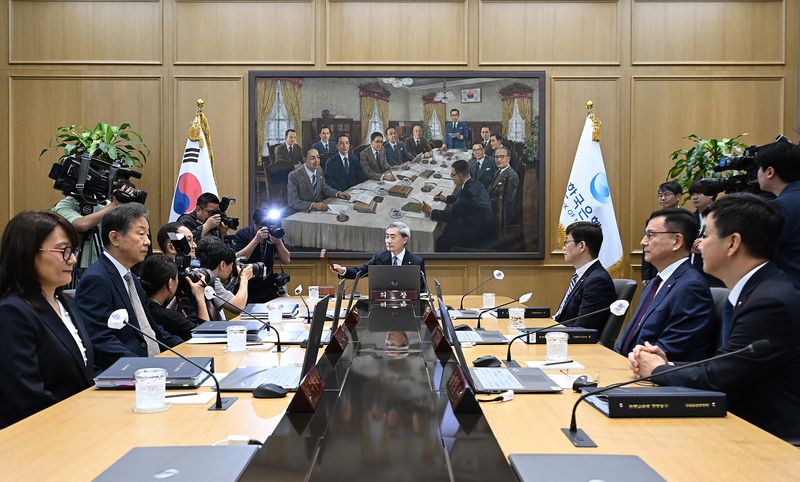 [서울=뉴시스] 사진공동취재단 = 신현송 한국은행 총재가 28일 서울 중구 한국은행 본관에서 열린 취임 후 첫 금융통화위원회 본회의에서 의사봉을 두드리고 있다. 2026.05.28. photo@newsis.com