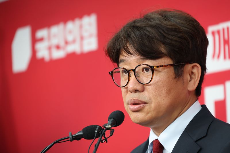 6·3 지방선거-재보선 사전 투표를 하루 앞둔 28일 경기 평택을 국회의원 재선거에 출마한 국민의힘 유의동 후보가 서울 여의도 중앙당사에서 보수 단일화와 관련한 기자회견을 하고 있다. 연합뉴스
