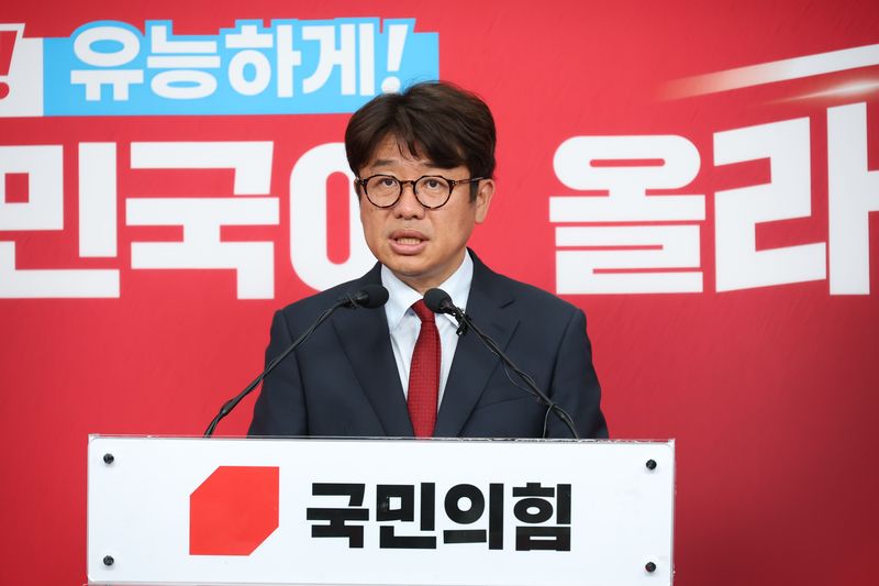 6·3 지방선거-재보선 사전 투표를 하루 앞둔 28일 경기 평택을 국회의원 재선거에 출마한 국민의힘 유의동 후보가 서울 여의도 중앙당사에서 보수 단일화와 관련한 기자회견을 하고 있다. 연합뉴스