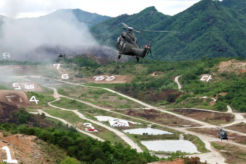 지난 21일 경기도 포천시 승진훈련장에서 열린 2026 합동화력훈련에서 수리온 헬기와 아파치 헬기, 시누크 헬기가 기동하고 있다. 뉴시스