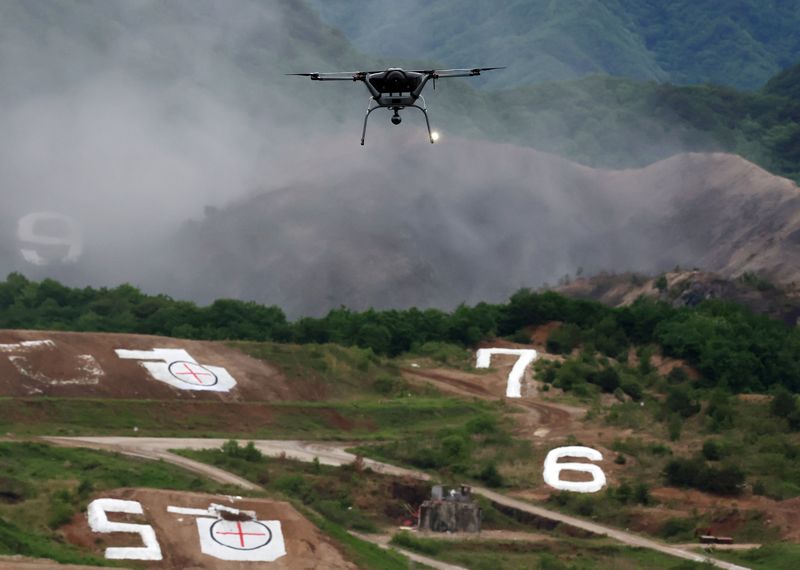지난 21일 경기도 포천시 승진훈련장에서 열린 2026 합동화력훈련에서 드론이 비행하고 있다. 뉴시스