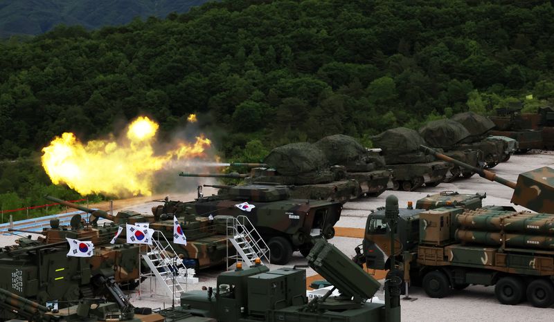 지난 21일 경기도 포천시 승진훈련장에서 열린 2026 합동화력훈련에서 K2 전차가 사격하고 있다. 뉴시스