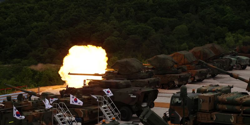 지난 21일 경기도 포천시 승진훈련장에서 열린 2026 합동화력훈련에서 K2 전차가 사격하고 있다. 뉴시스